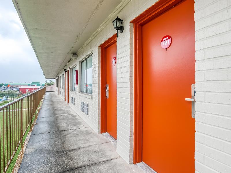 Oyo Hotel San Antonio East Exterior photo